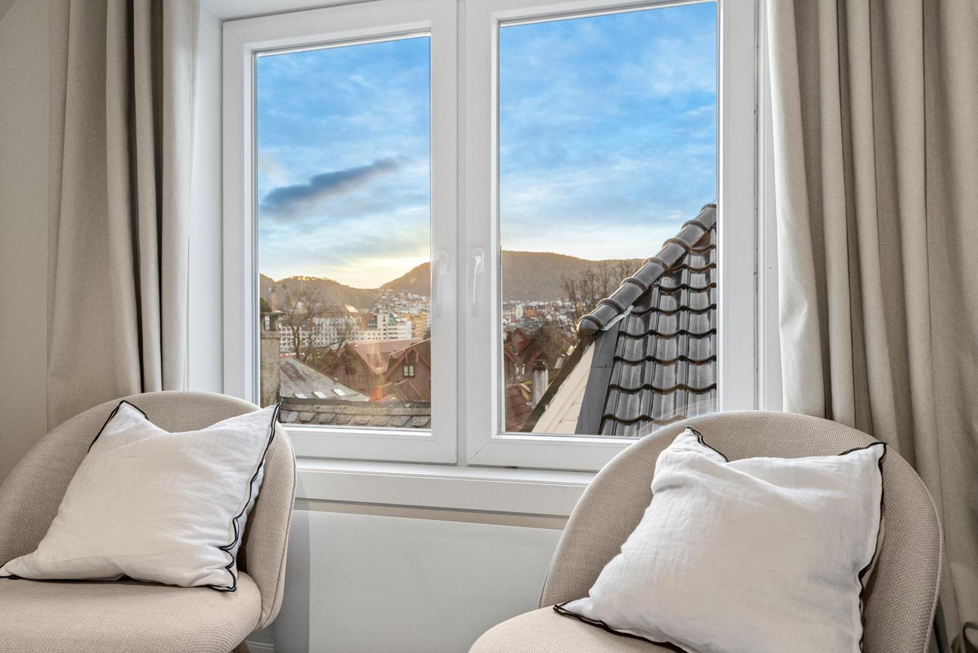 View To Bryggen - Renovated Dec 24 - Historic Cobblestone Street Apartment Bergen Exterior foto